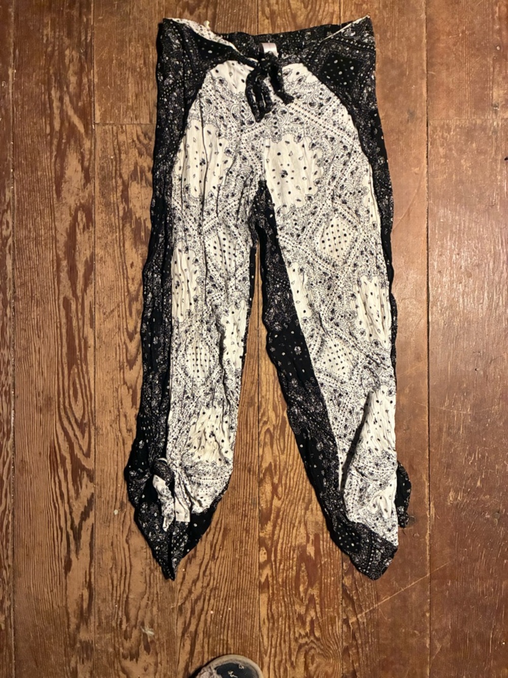 No Boundaries Black and White Paisley Lounge Pants
